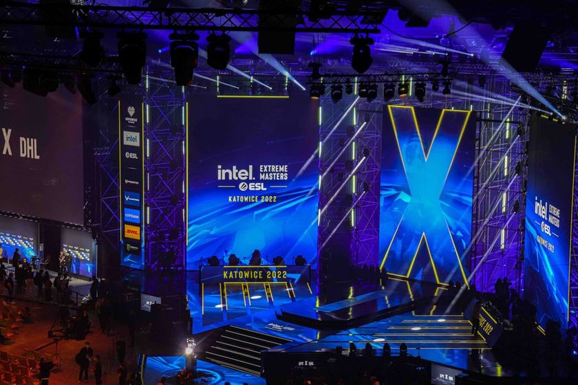 Arena de esports lotada com telão exibindo placar de partida de Counter-Strike