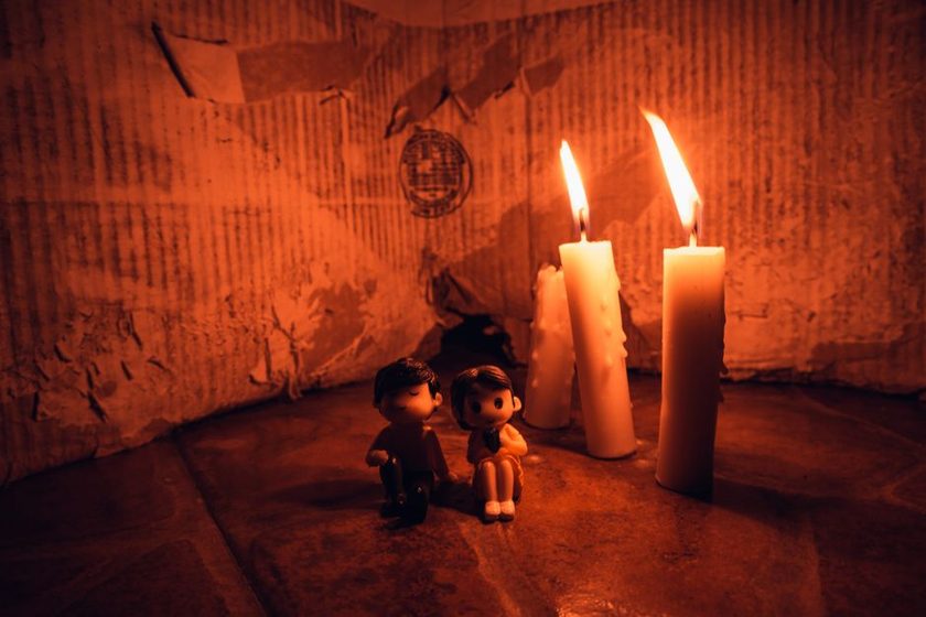 Mesa de RPG de mesa com dados poliédricos e miniaturas iluminada por vela
