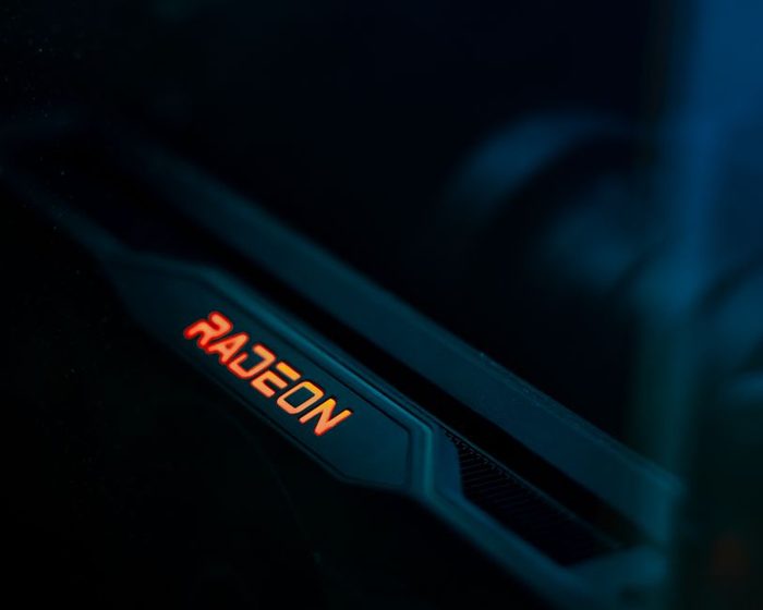 Placa de vídeo RTX 5070 iluminada por RGB em bancada escura, close nos coolers